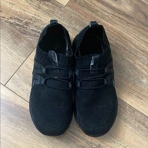 Boys Black Uniform Slip-On Sneakers with Knit Upper and Elastic Straps, size 4